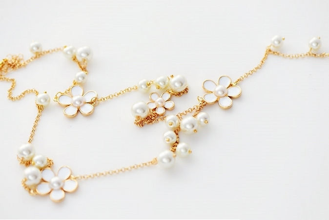 Flower Five Petal Pearl Sweater Chain Image 5