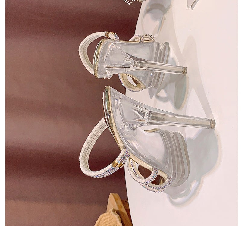 סנדלים עם עקב גבוה 24