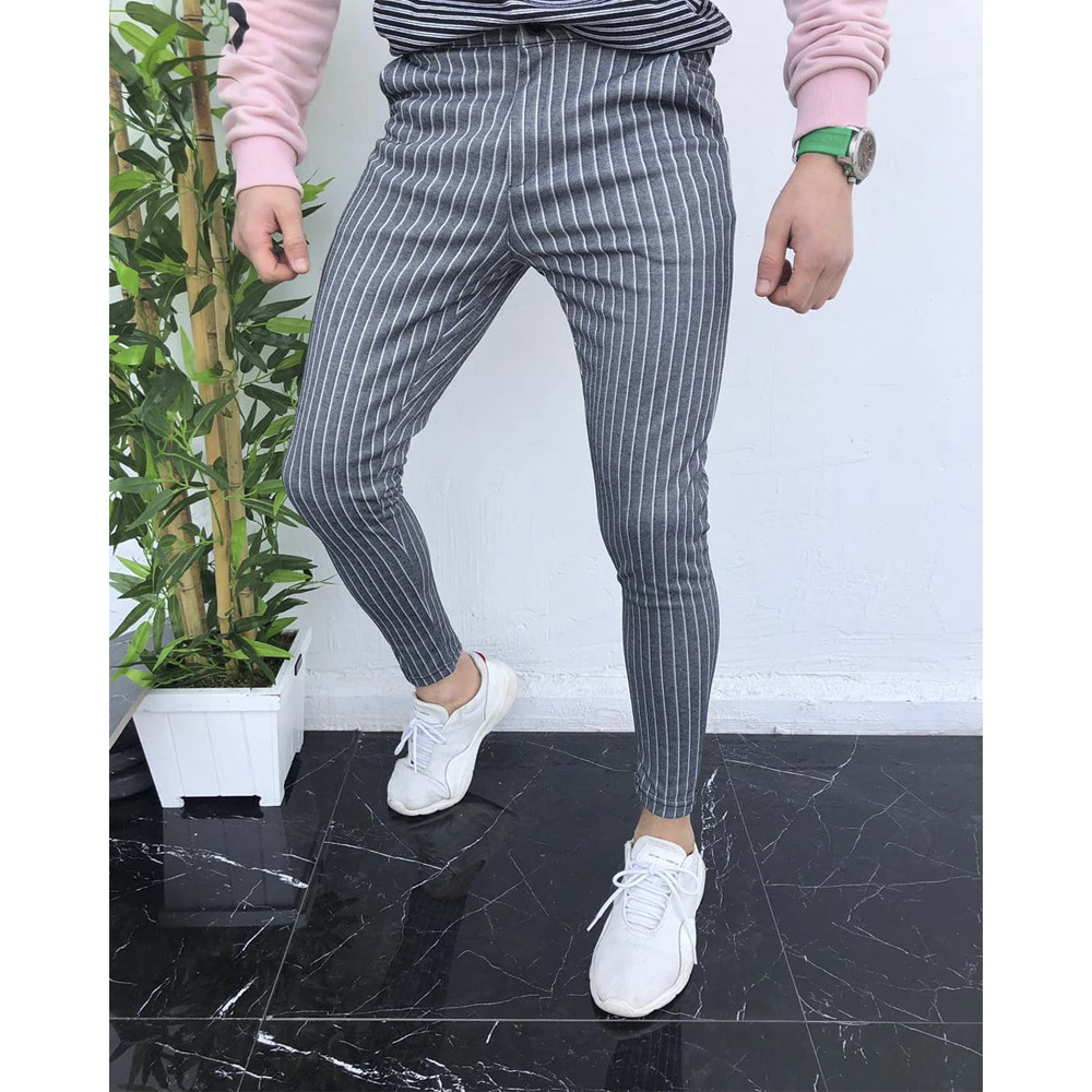 Casual pants in a stylish setting