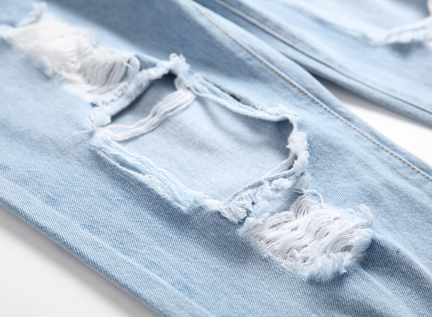 Vaqueros rotos azul claro para hombre
