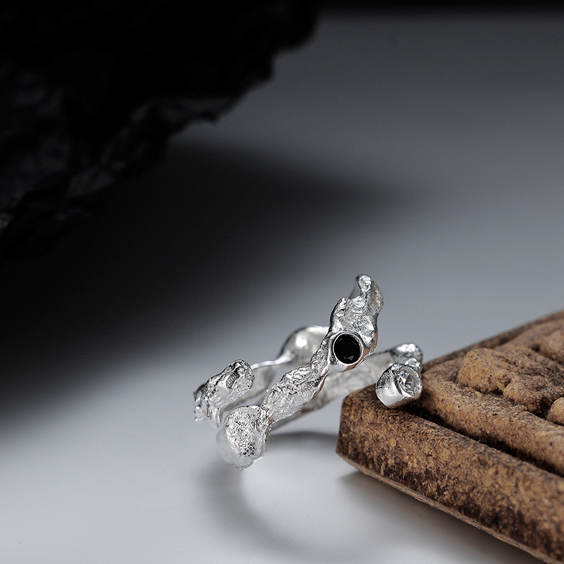 Winding Texture Ring - Elegant Design