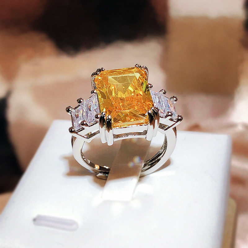 Overturn Stone Inlay Powder Rhinestone Ring Close-up