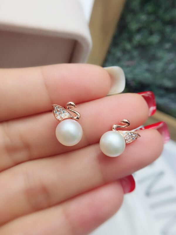 Elegant Pearl Detail